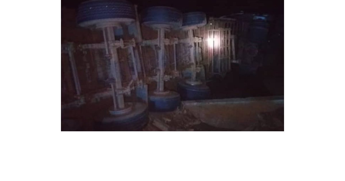 Un camion chargé de ciment tombe sous un pont